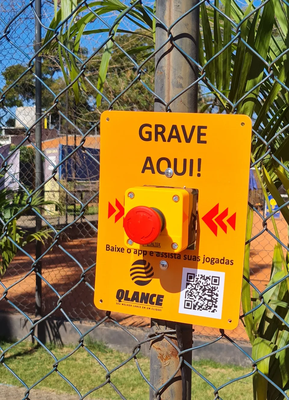 Placa do QLance com o botão Grave aqui! na quadra