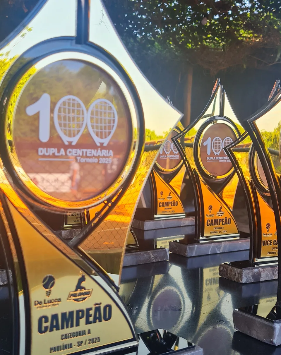 Troféus de torneio da De Lucca Tênis